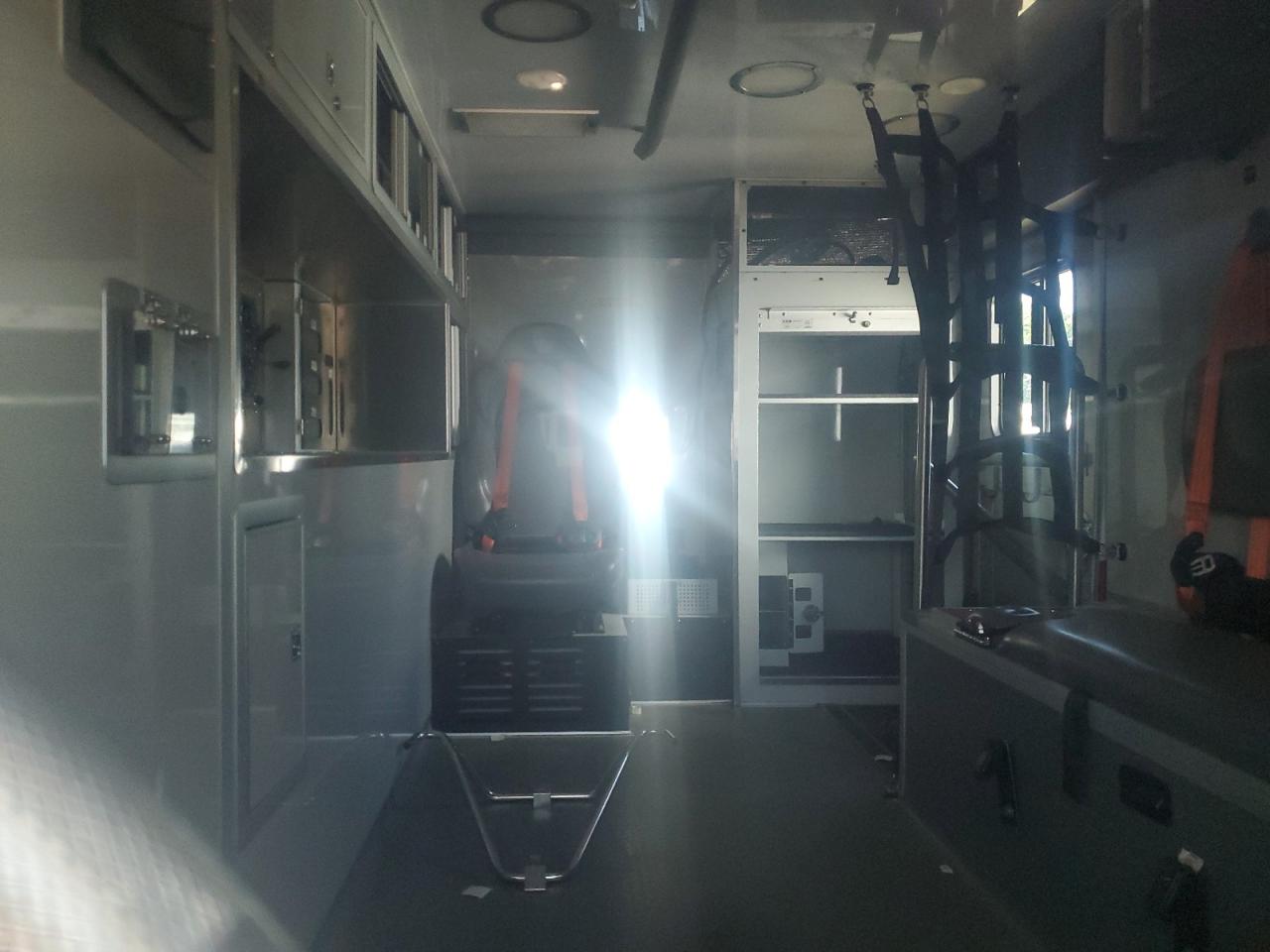 Ford F-550 Super Duty Image 4