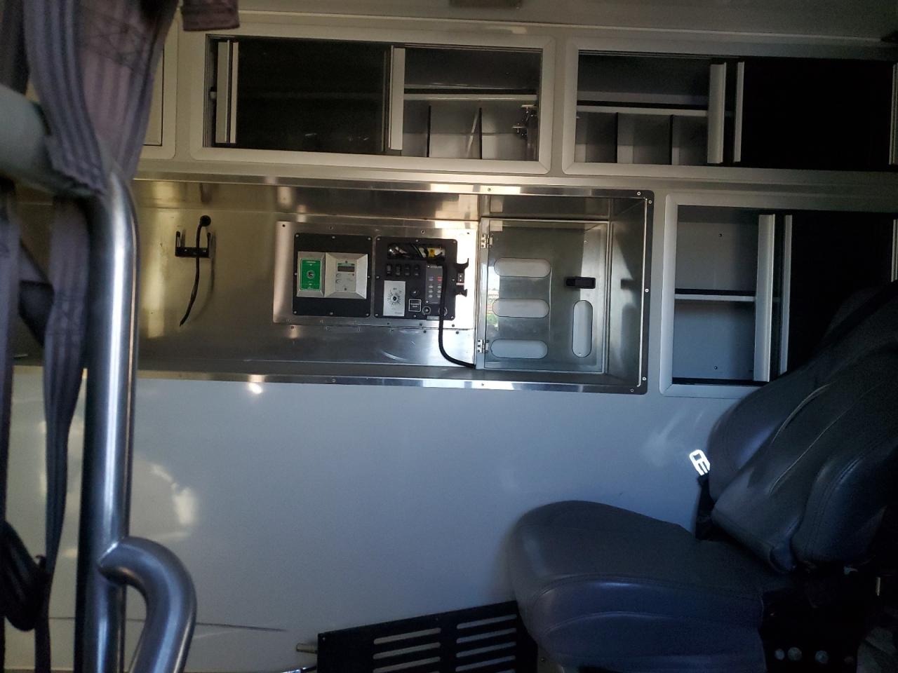 Ford F-550 Super Duty Image 10