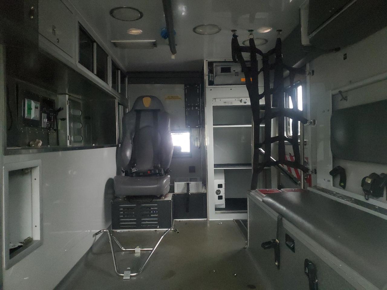 Ford F-550 Super Duty Image 2