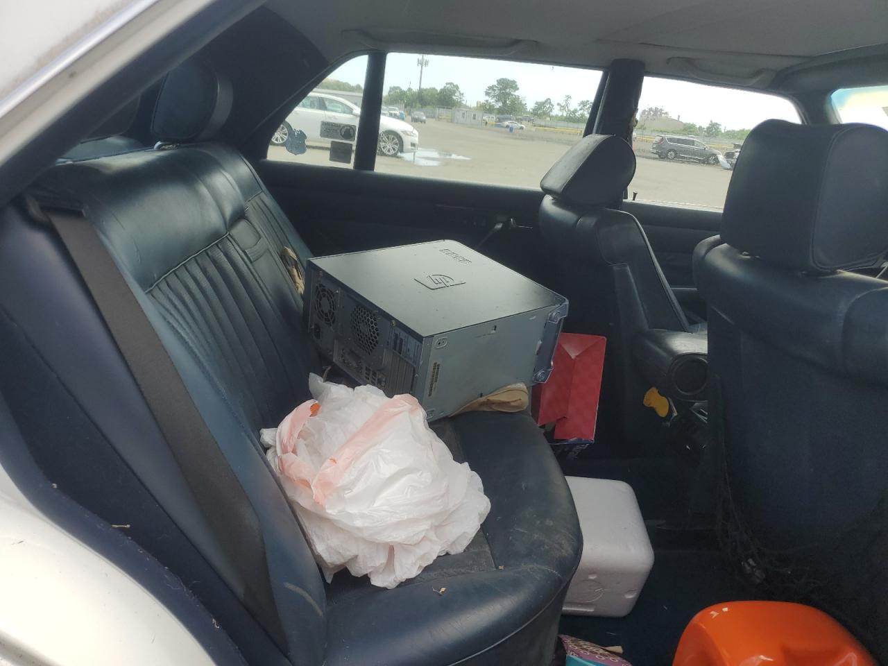 Mercedes-Benz 560-Class Sel Image 8