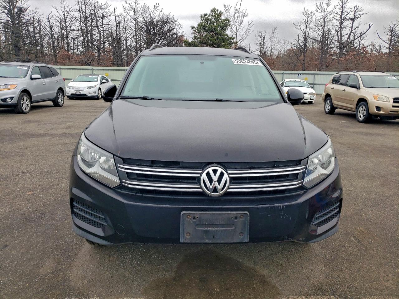 Volkswagen Tiguan S Image 3