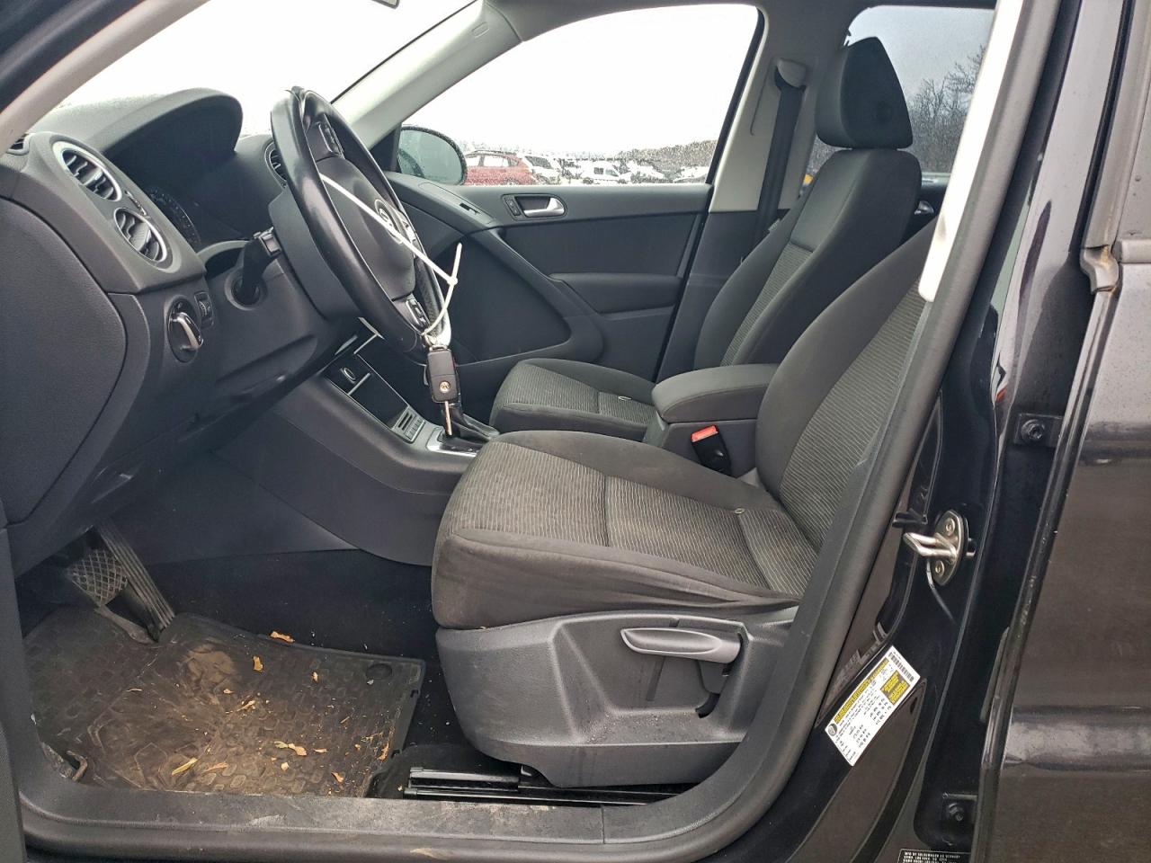 Volkswagen Tiguan S Image 6