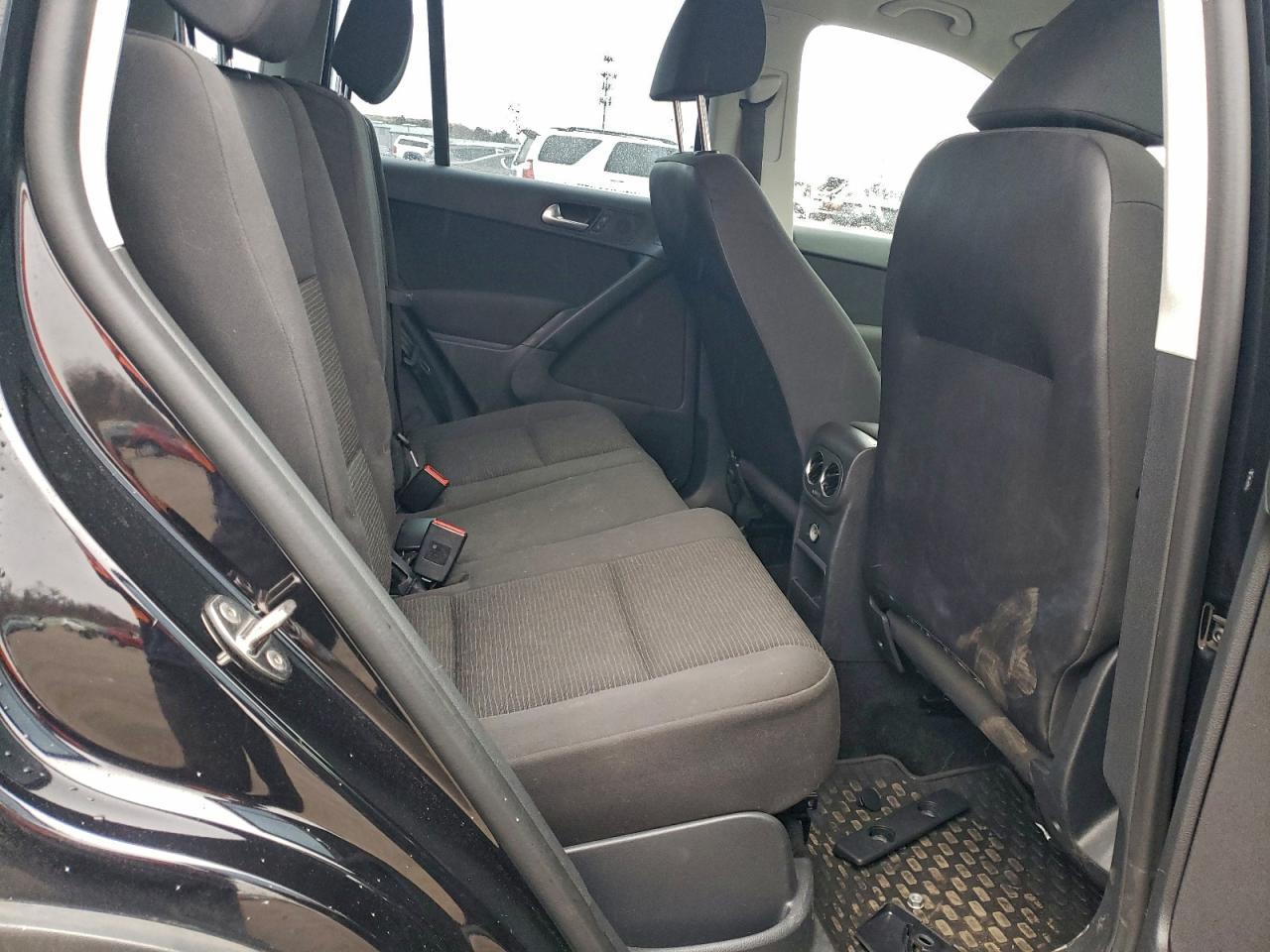 Volkswagen Tiguan S Image 5