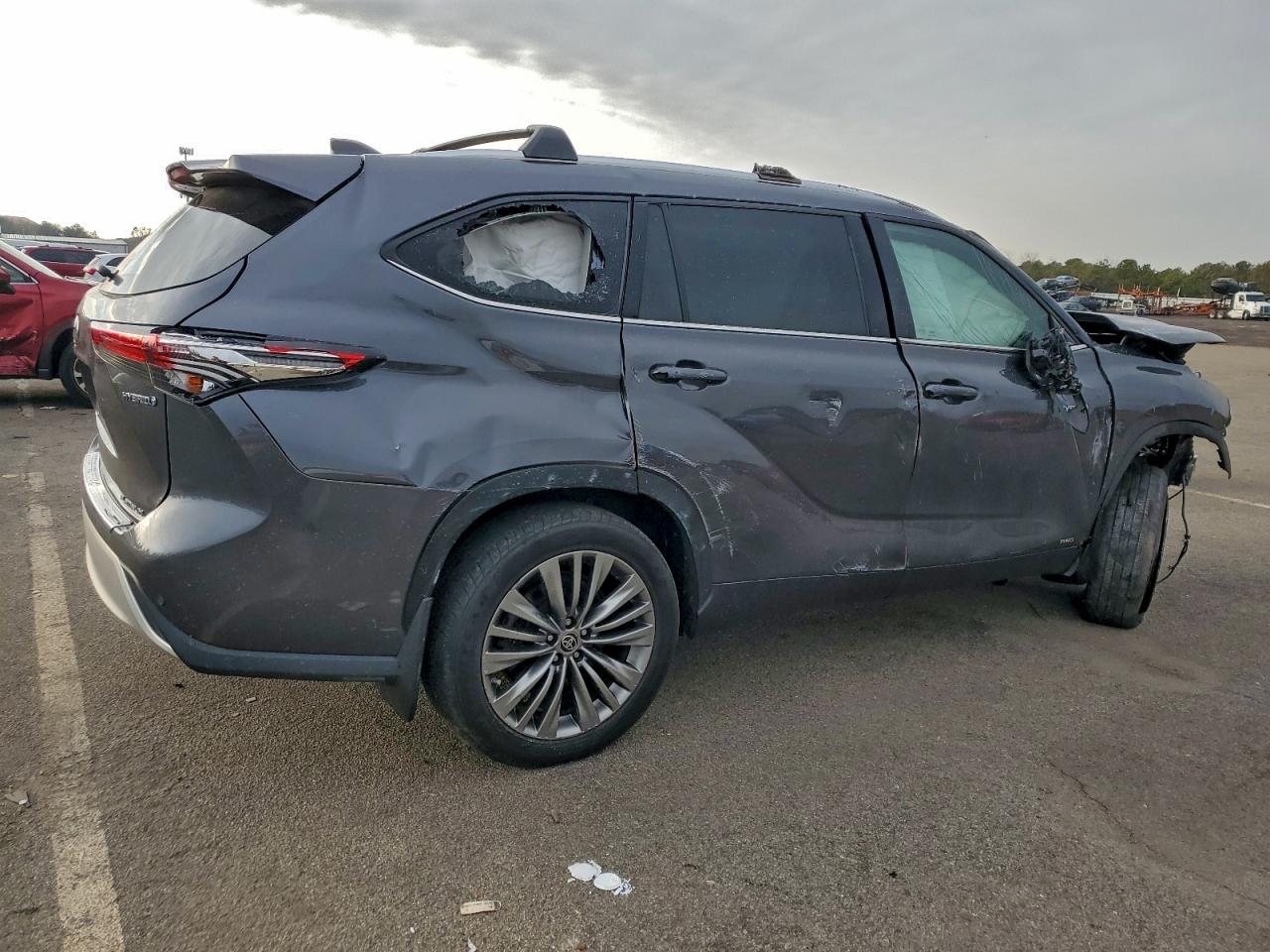 Toyota Highlander Hybrid Platinum Image 12