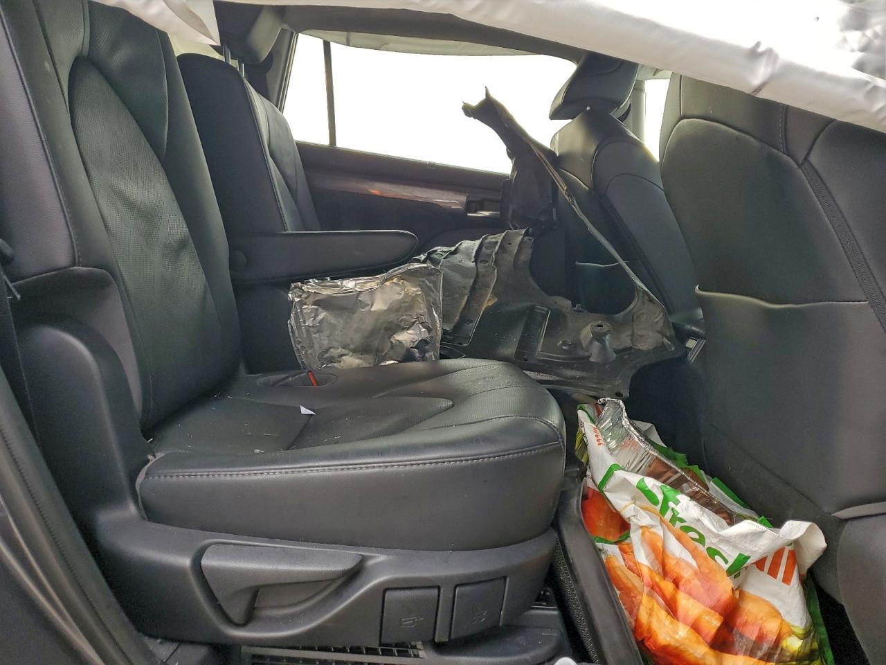 Toyota Highlander Hybrid Platinum Image 2