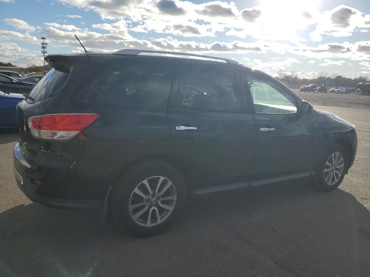 Nissan Pathfinder S Image 2