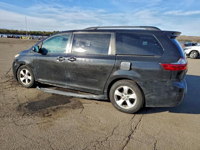 Toyota Sienna Le Image 8