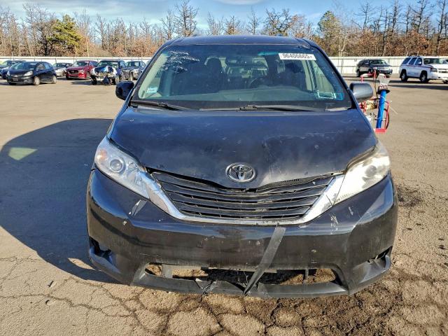 Toyota Sienna Le Image 5