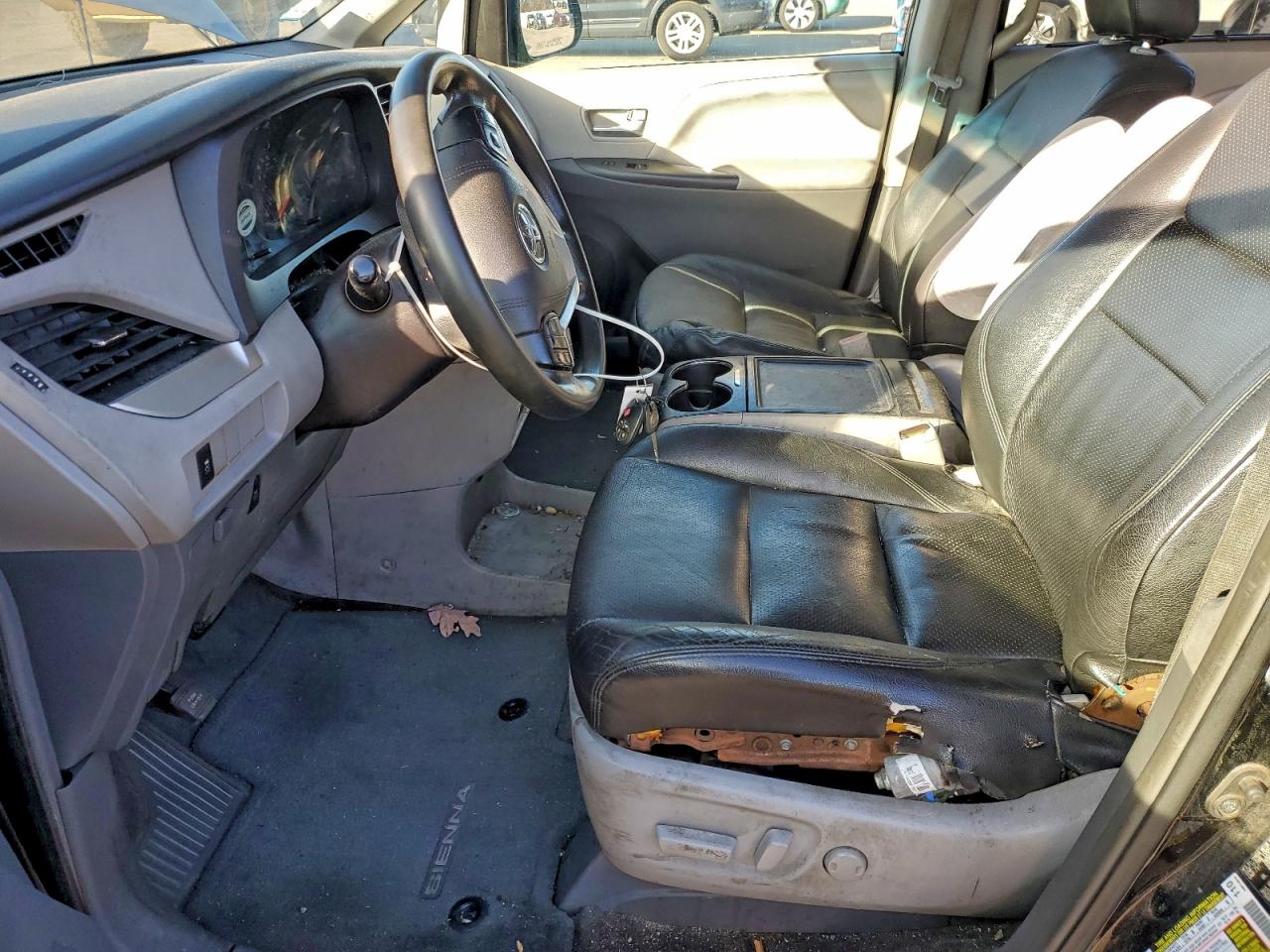 Toyota Sienna Le Image 3