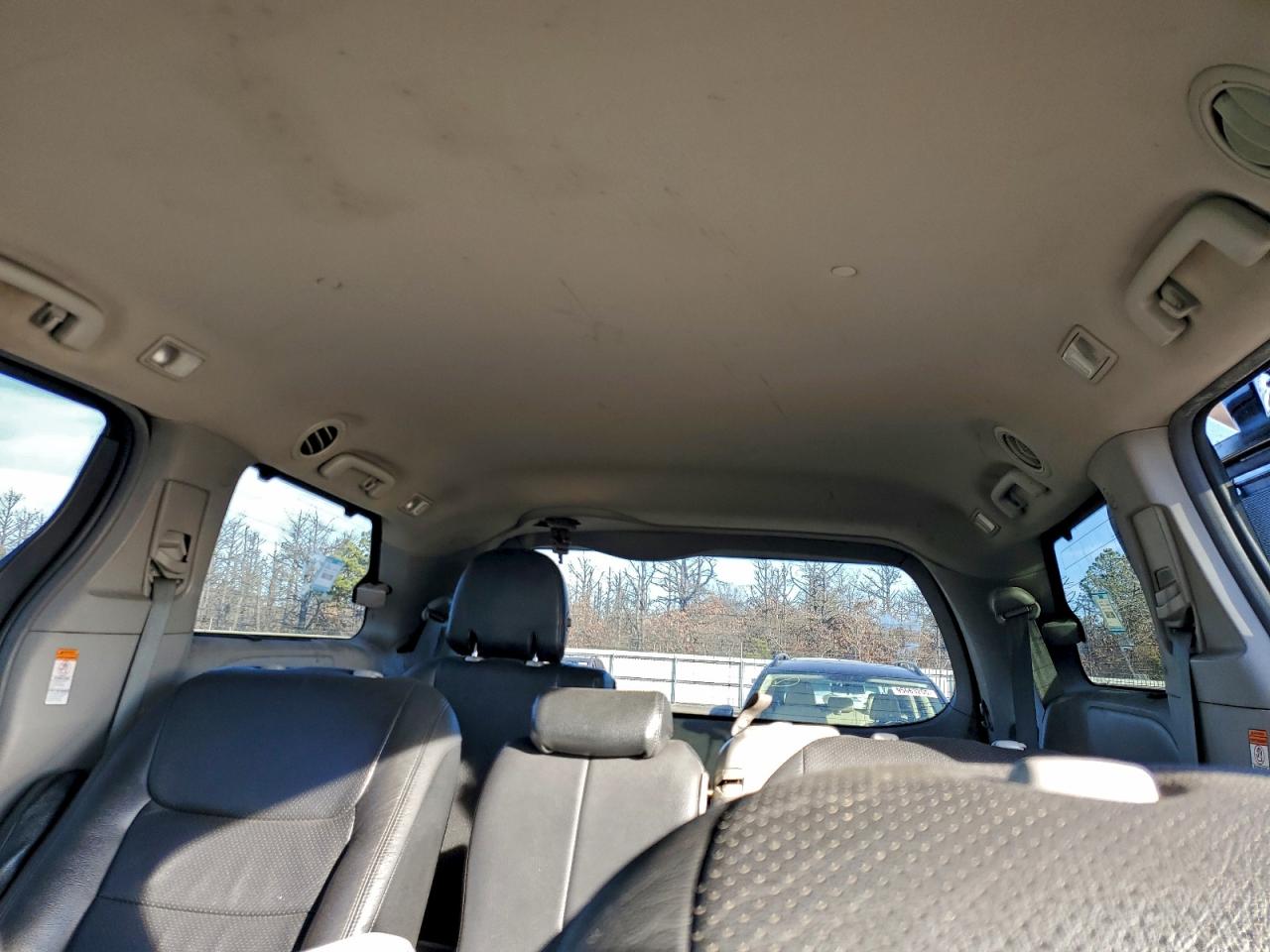 Toyota Sienna Le Image 10