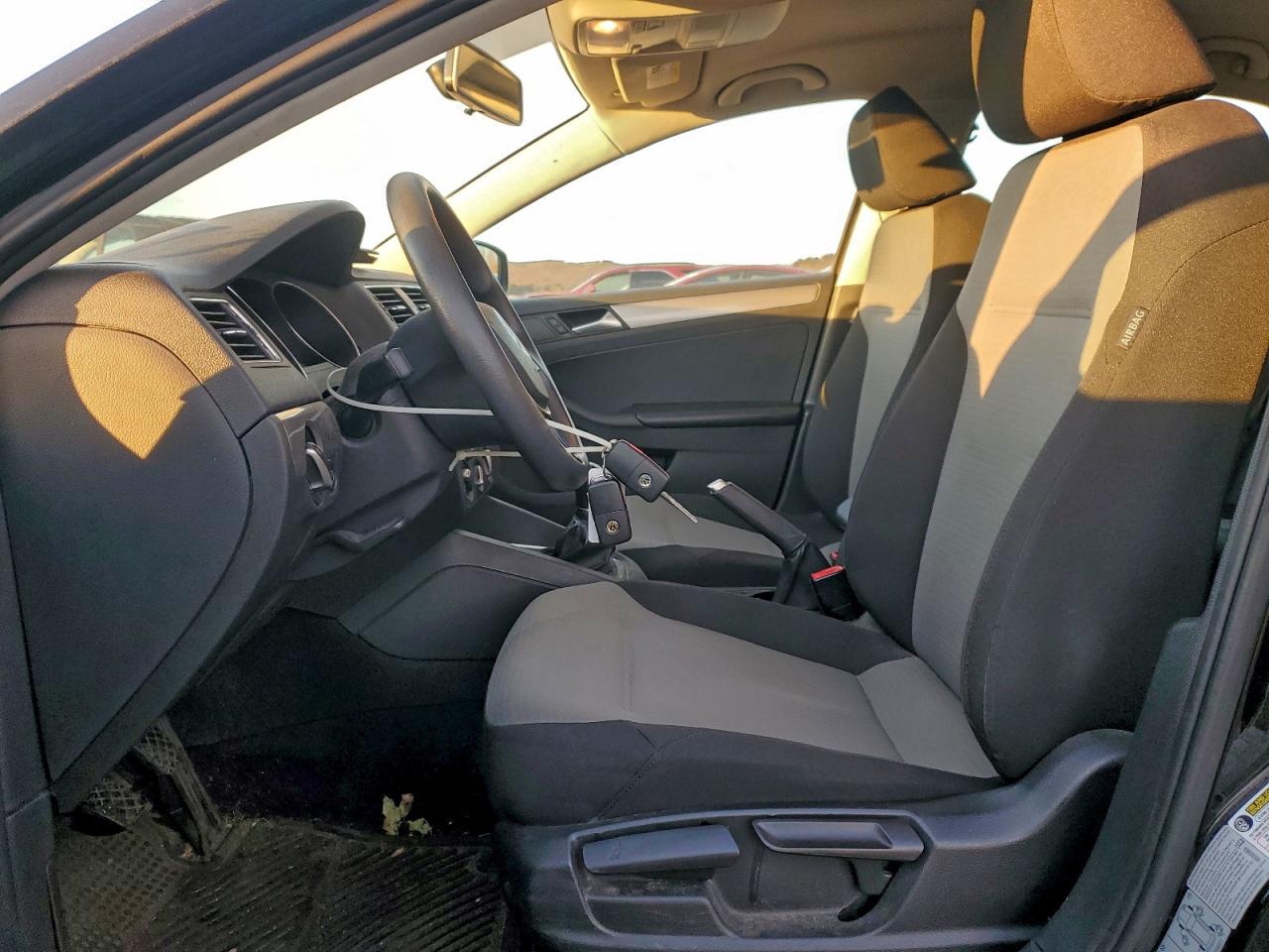 Volkswagen Jetta S Image 2