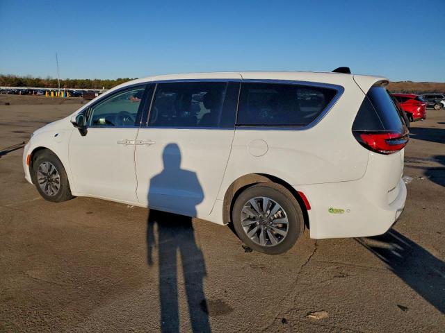 Chrysler Pacifica Hybrid Touring L Image 3