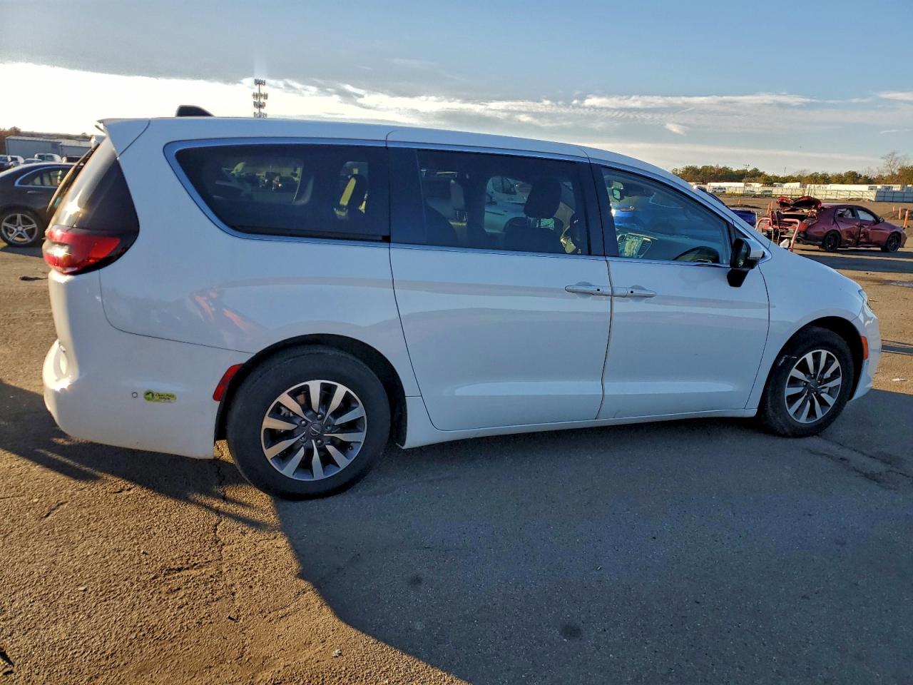 Chrysler Pacifica Hybrid Touring L Image 4