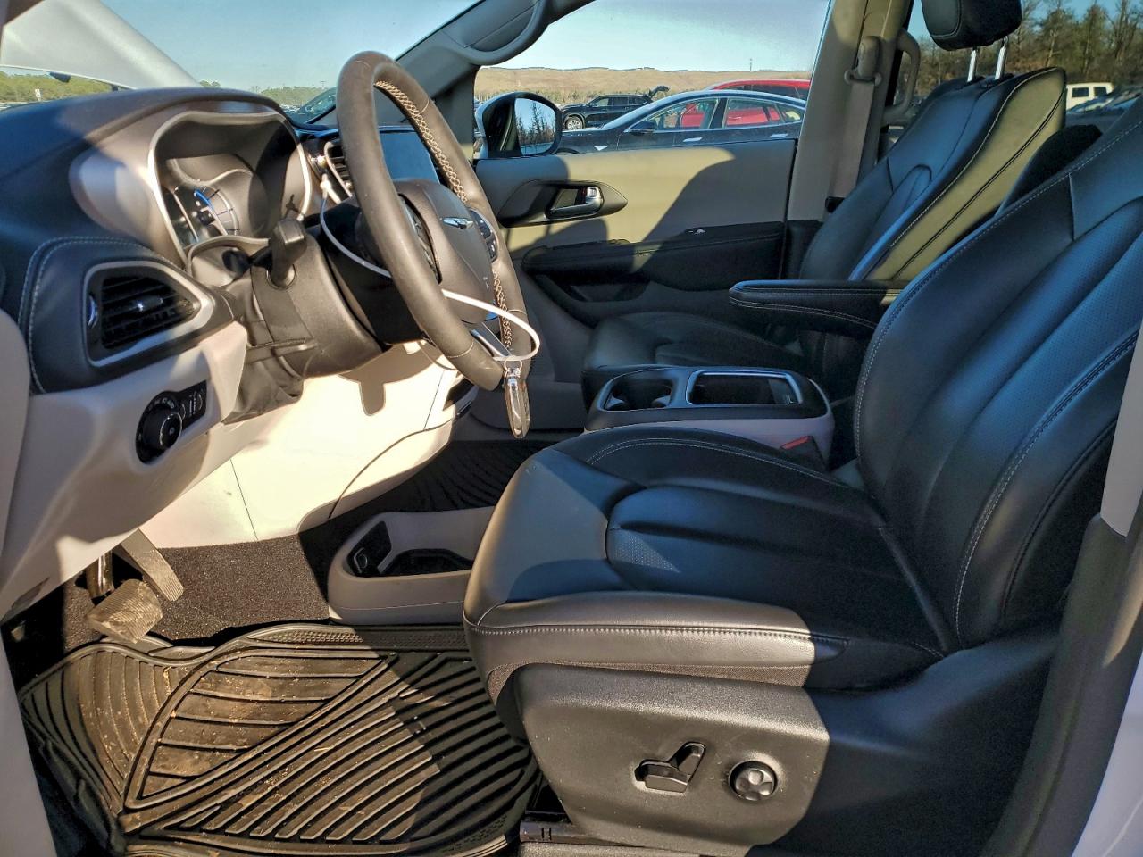 Chrysler Pacifica Hybrid Touring L Image 5