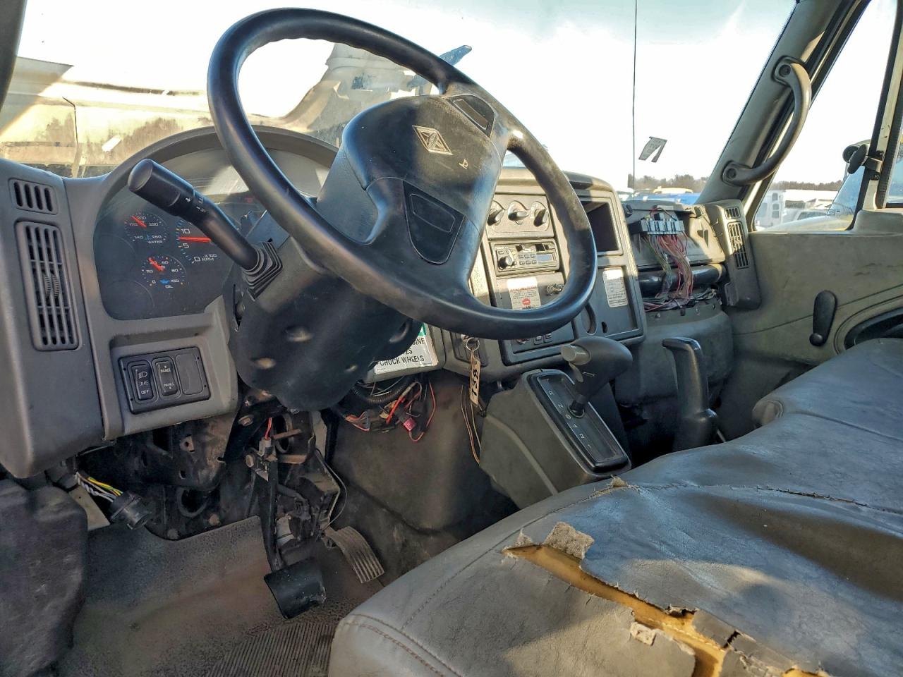 International 4300 4300 Image 9