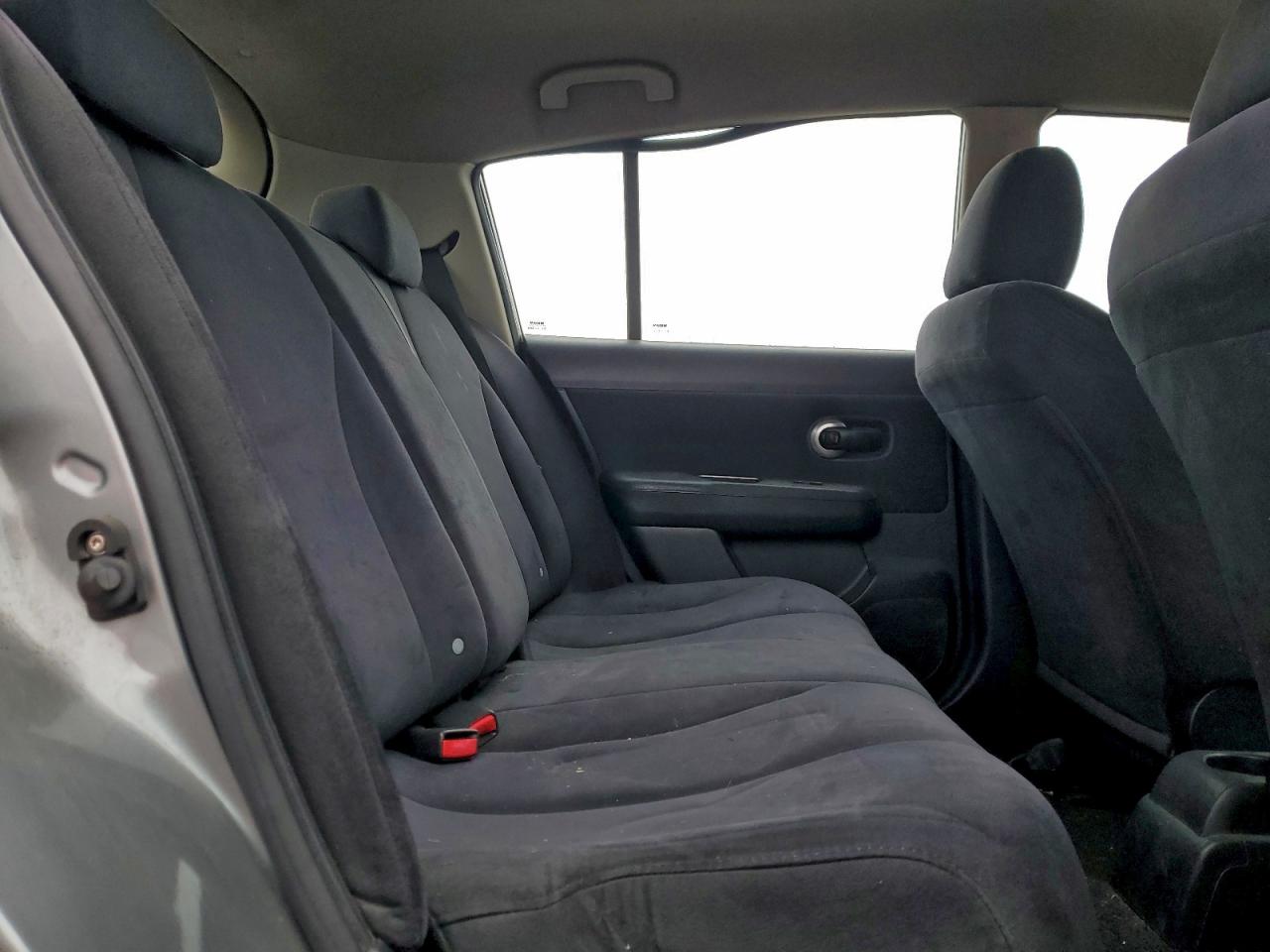 Nissan Versa S Image 7