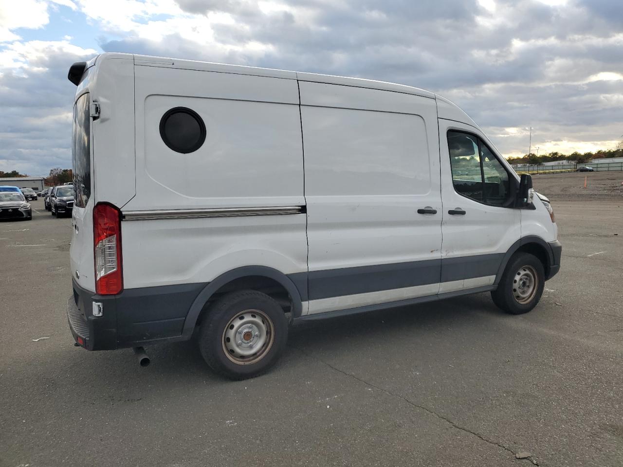 Ford Transit T-250 Image 3