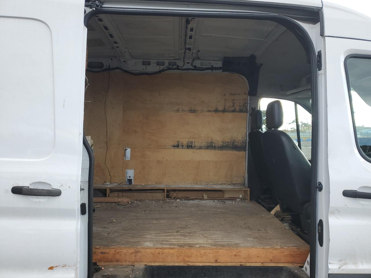 Ford Transit T-250 Image 6