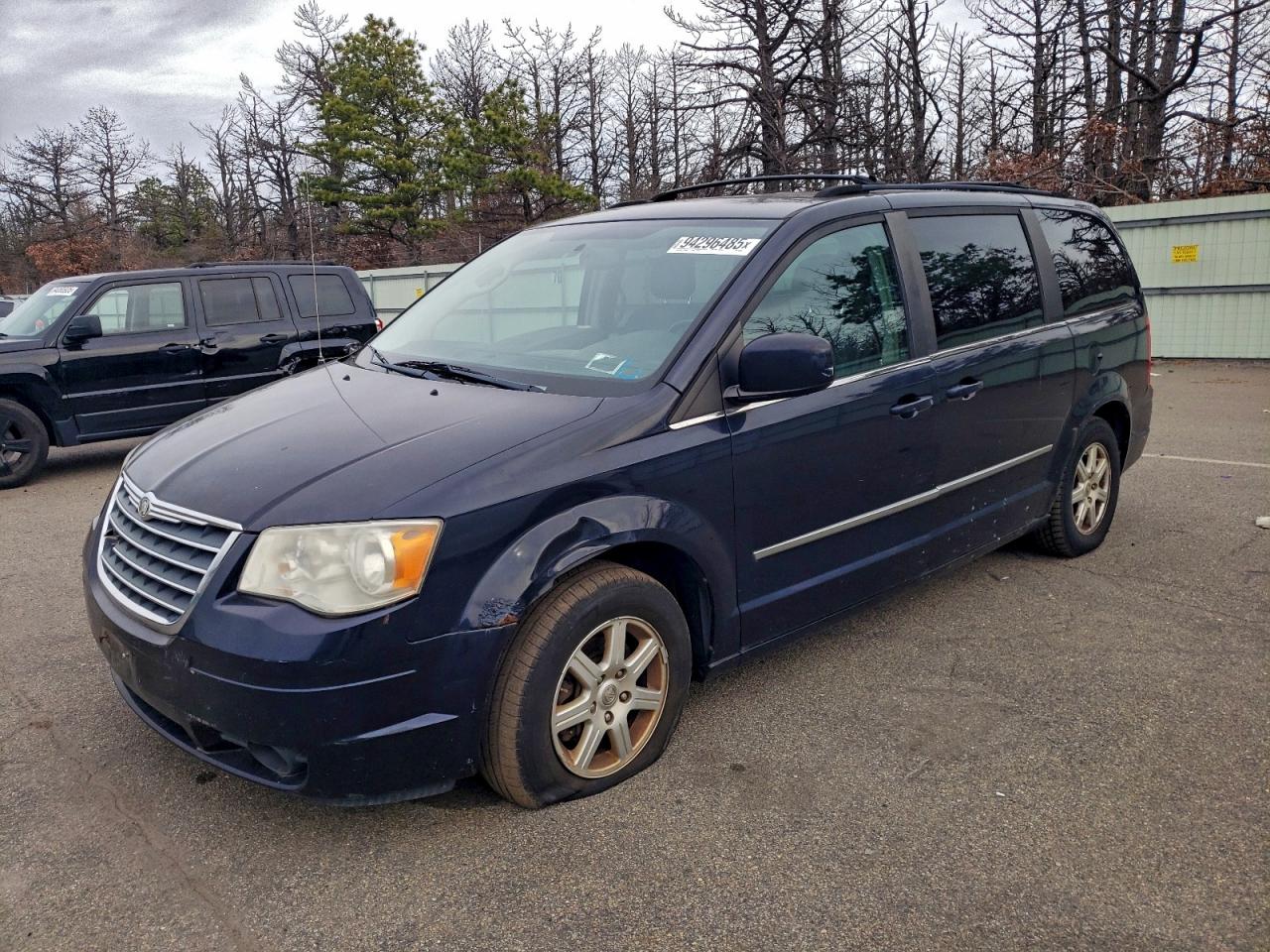 Chrysler Minivan Touring Plus Image 1