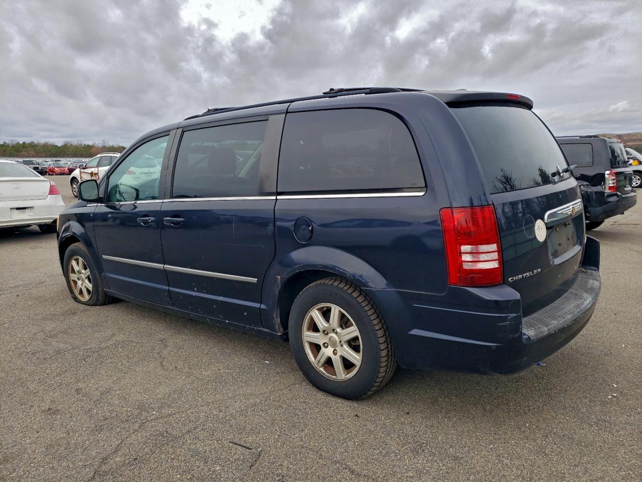 Chrysler Minivan Touring Plus Image 13