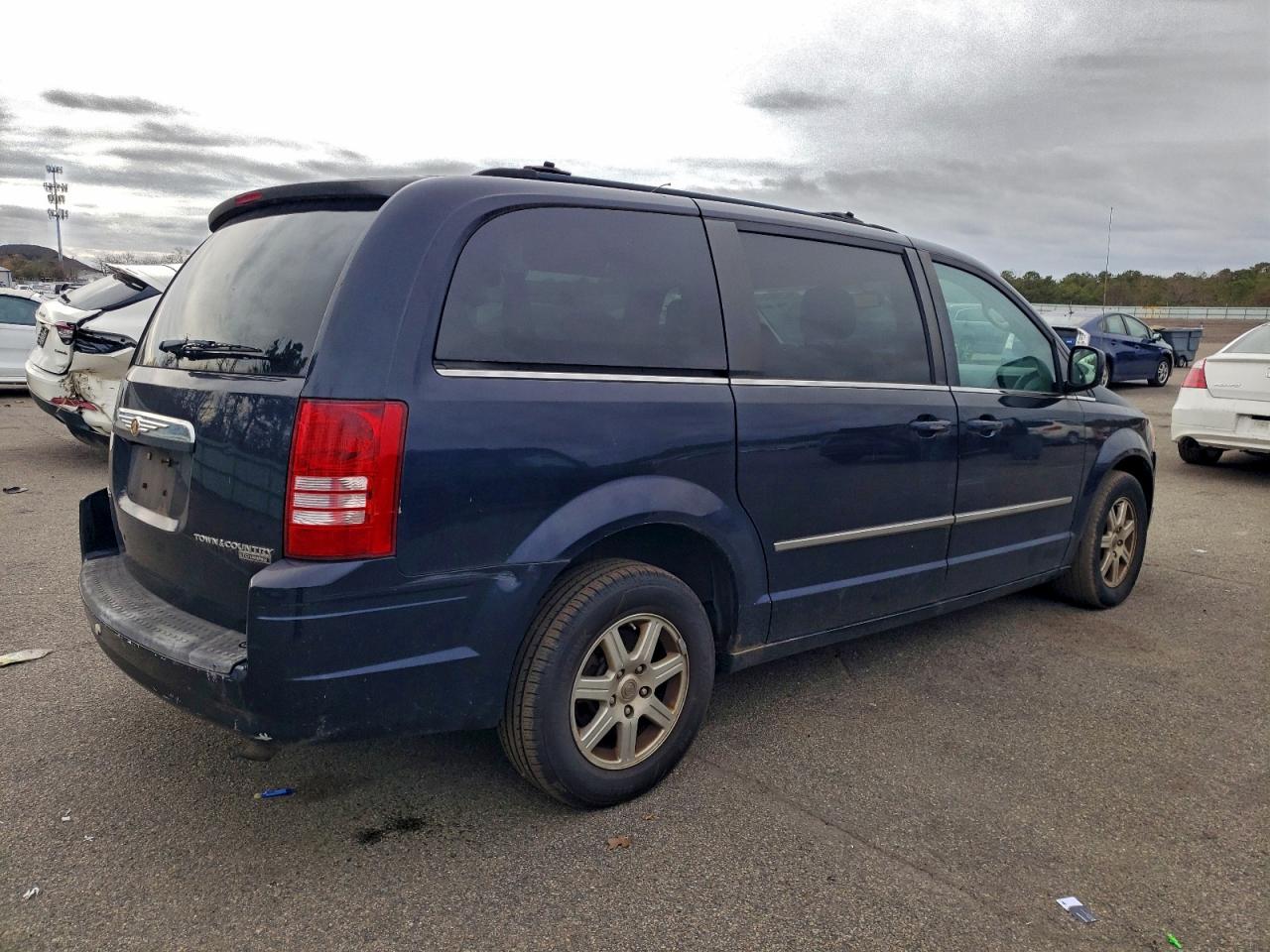 Chrysler Minivan Touring Plus Image 2