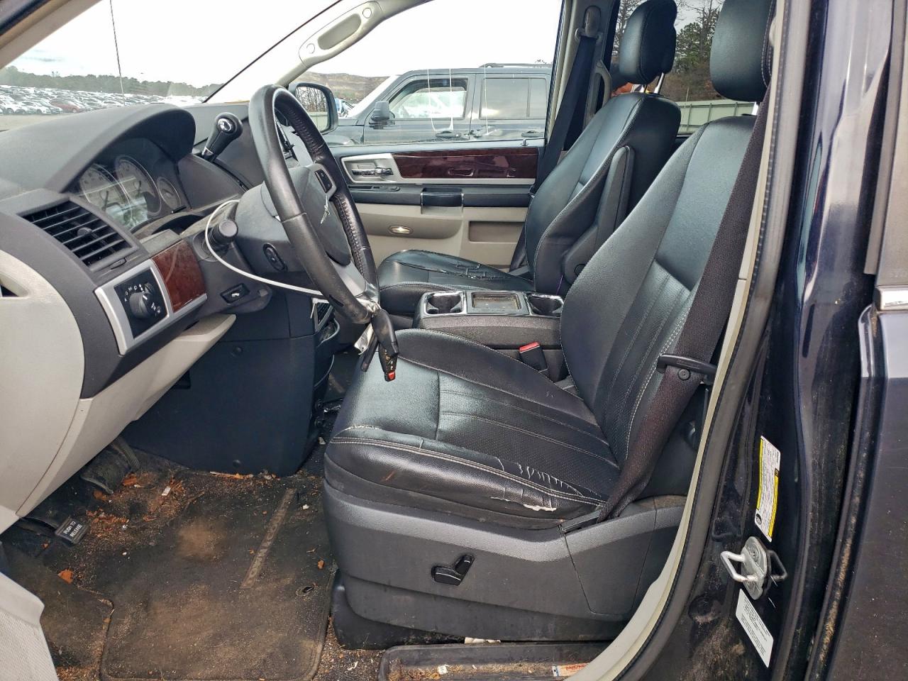 Chrysler Minivan Touring Plus Image 7