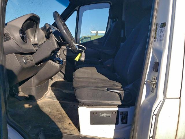 Mercedes-Benz Sprinter 2500 Image 13