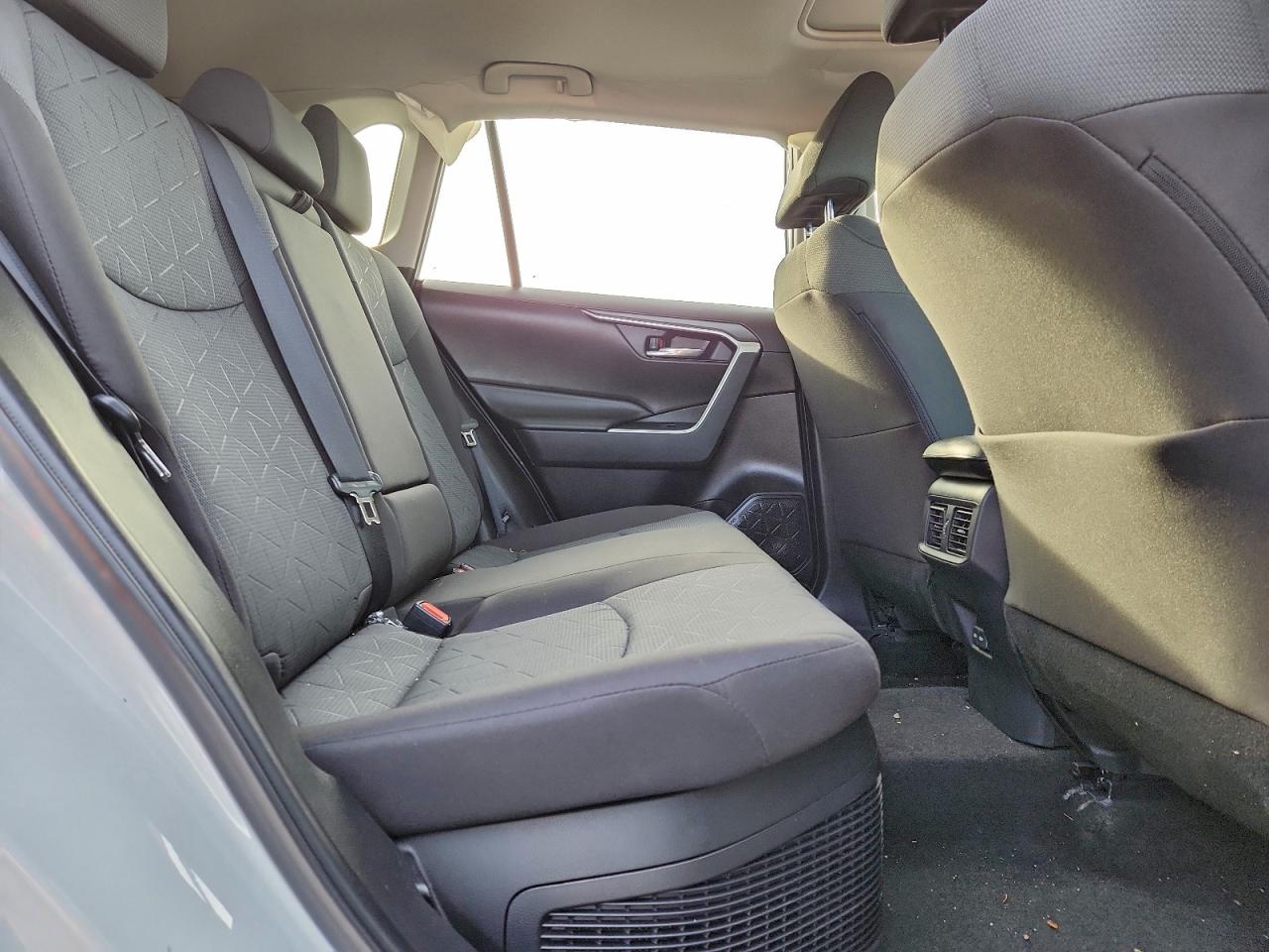 Toyota RAV4 Xle Image 8