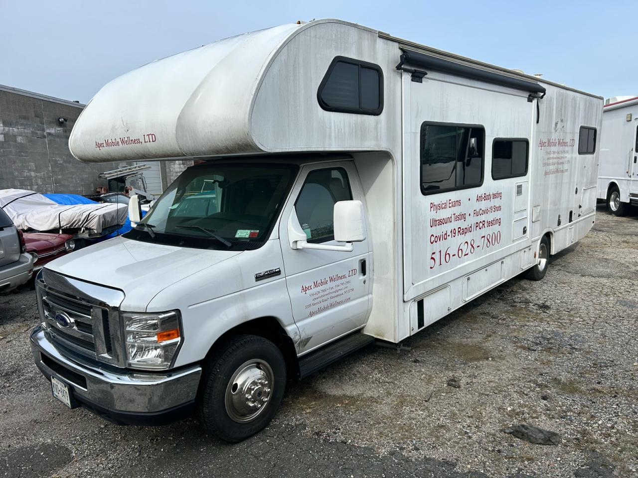 Ford Econoline E450 Super Duty Cutaway Van Image 2