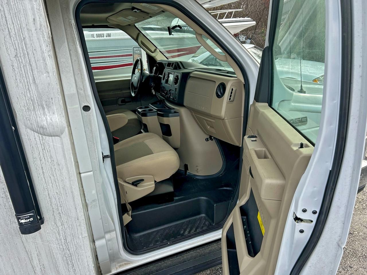 Ford Econoline E450 Super Duty Cutaway Van Image 10