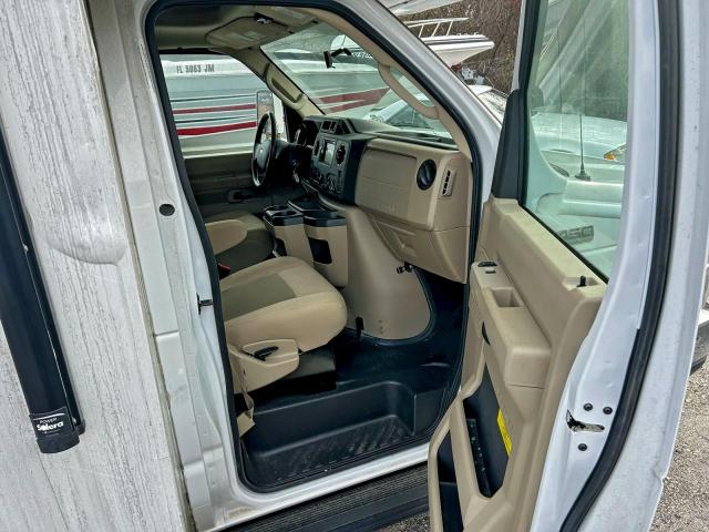 Ford Econoline E450 Super Duty Cutaway Van Image 10