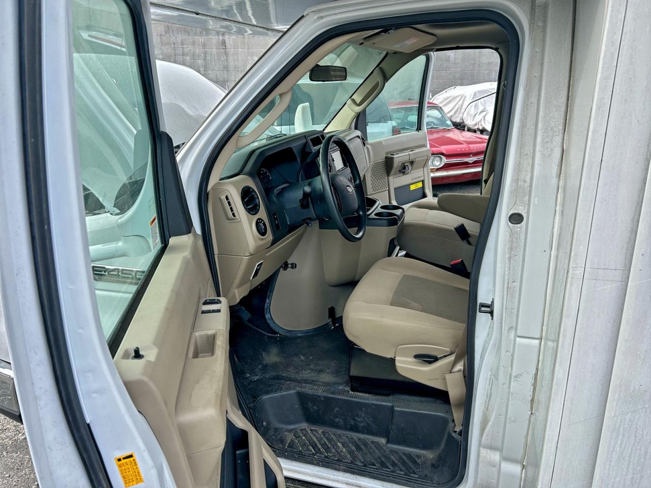 Ford Econoline E450 Super Duty Cutaway Van Image 5