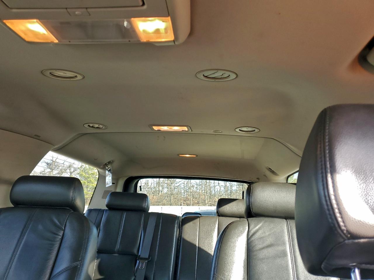 Chevrolet Suburban K1500 Ls Image 11