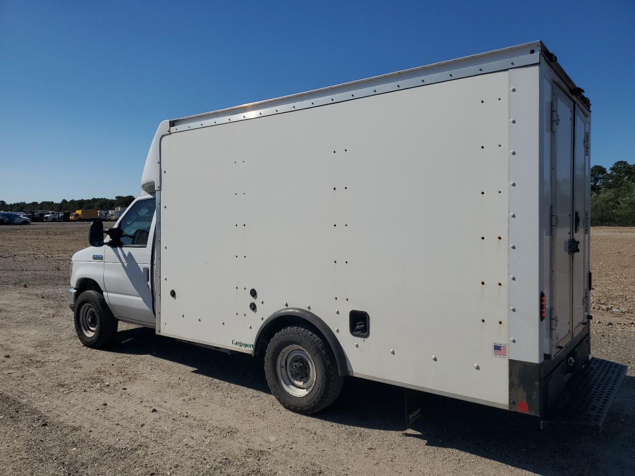 Ford Econoline E350 Super Duty Cutaway Van Image 8