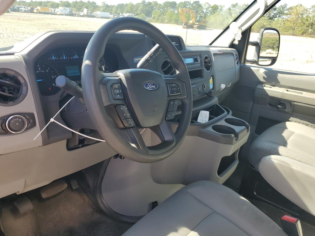 Ford Econoline E350 Super Duty Cutaway Van Image 9