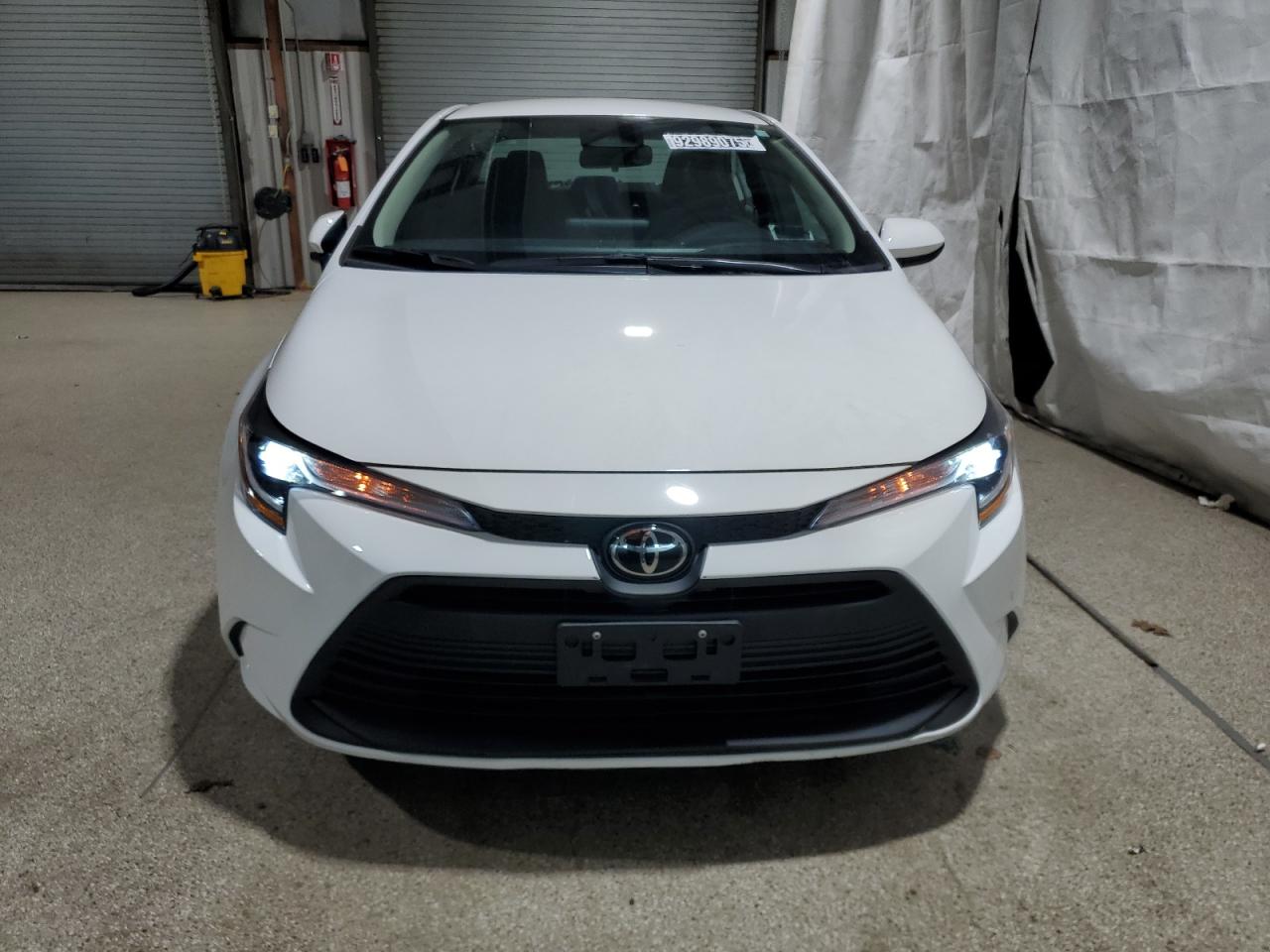 Toyota Corolla Le Image 8