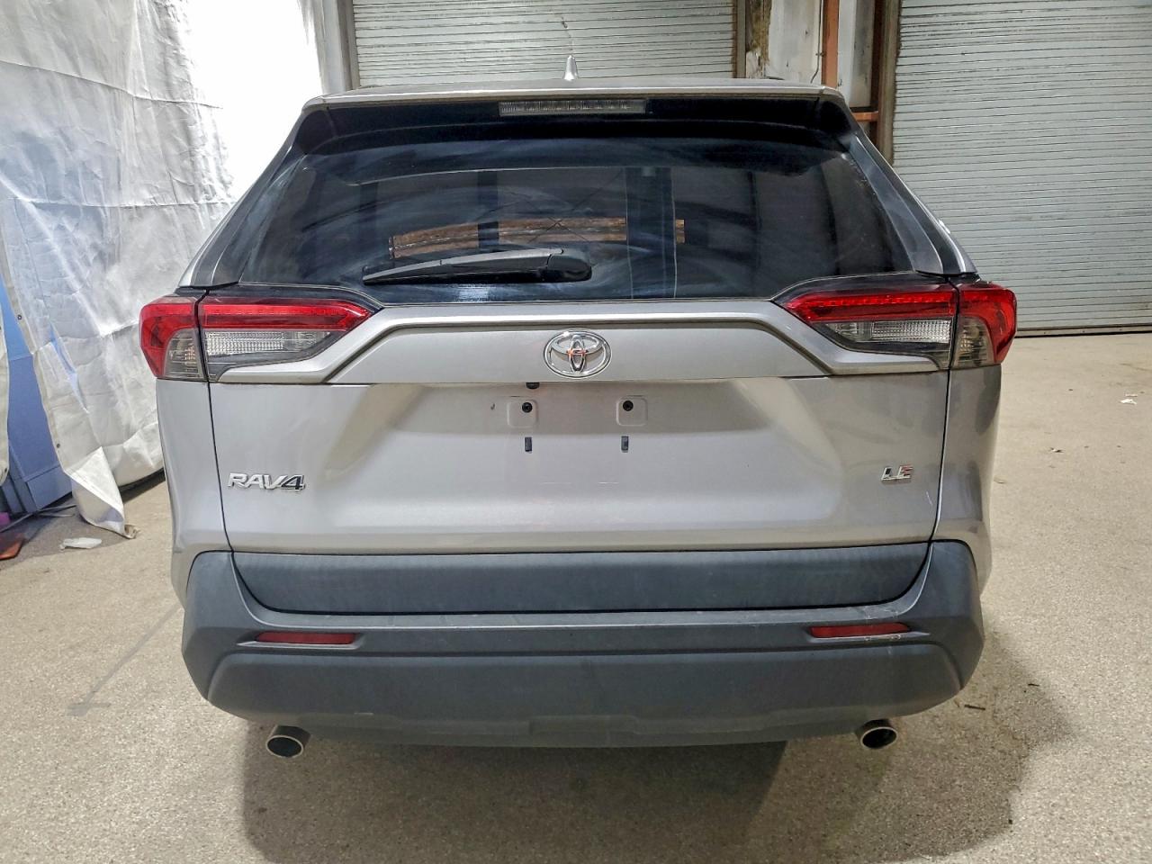 Toyota RAV4 Le Image 2