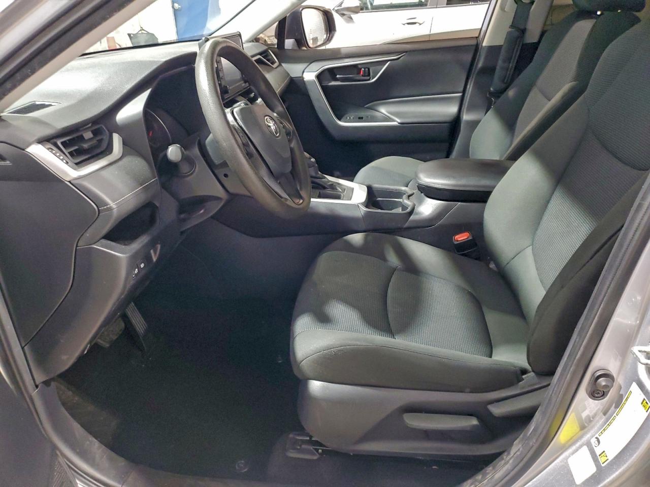 Toyota RAV4 Le Image 5