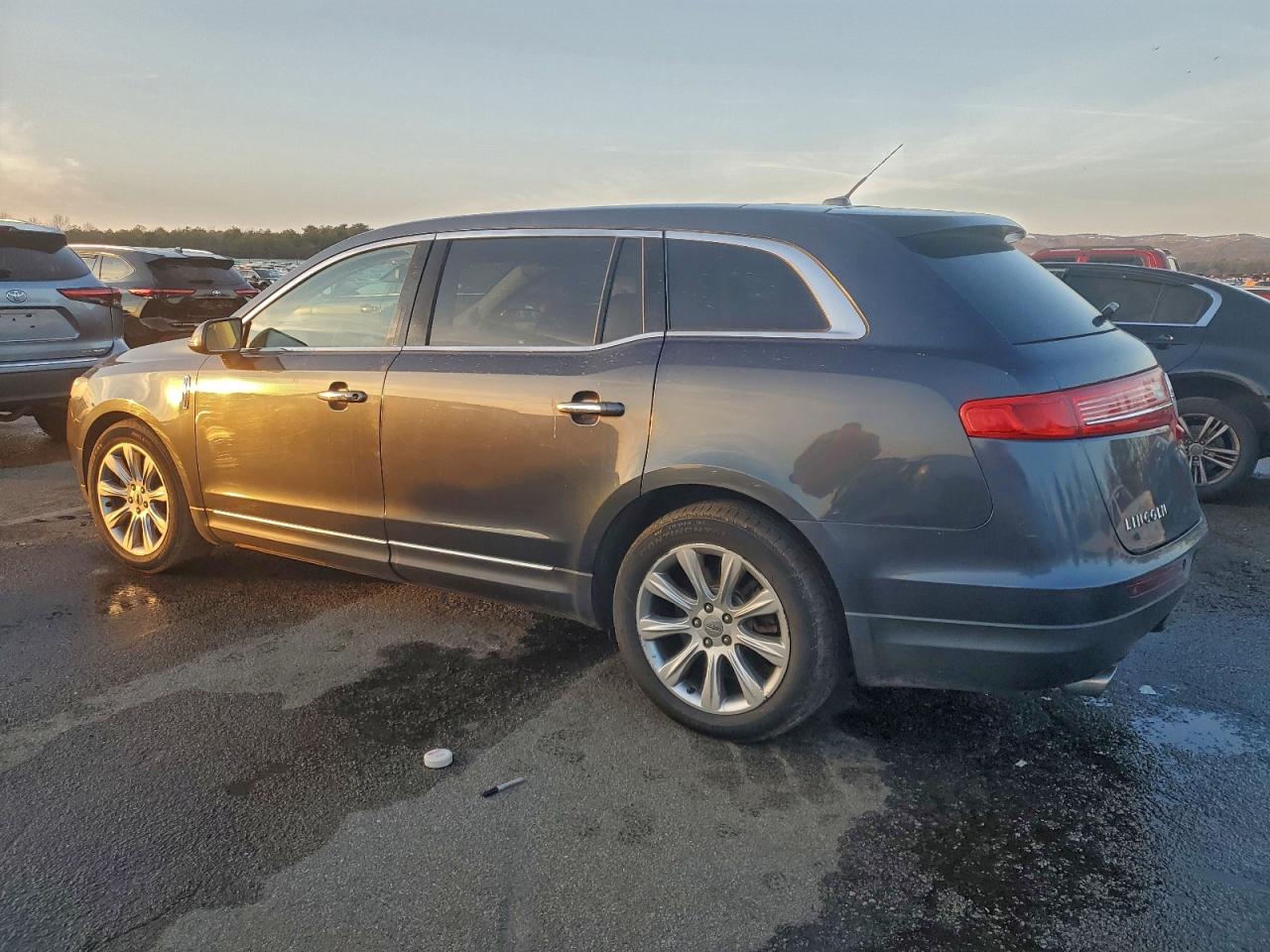 Lincoln MKT Image 4