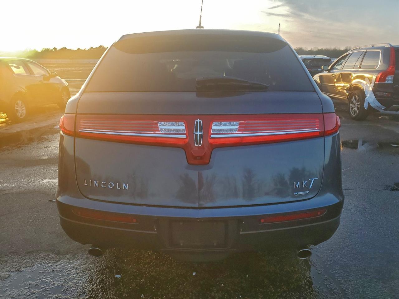 Lincoln MKT Image 2